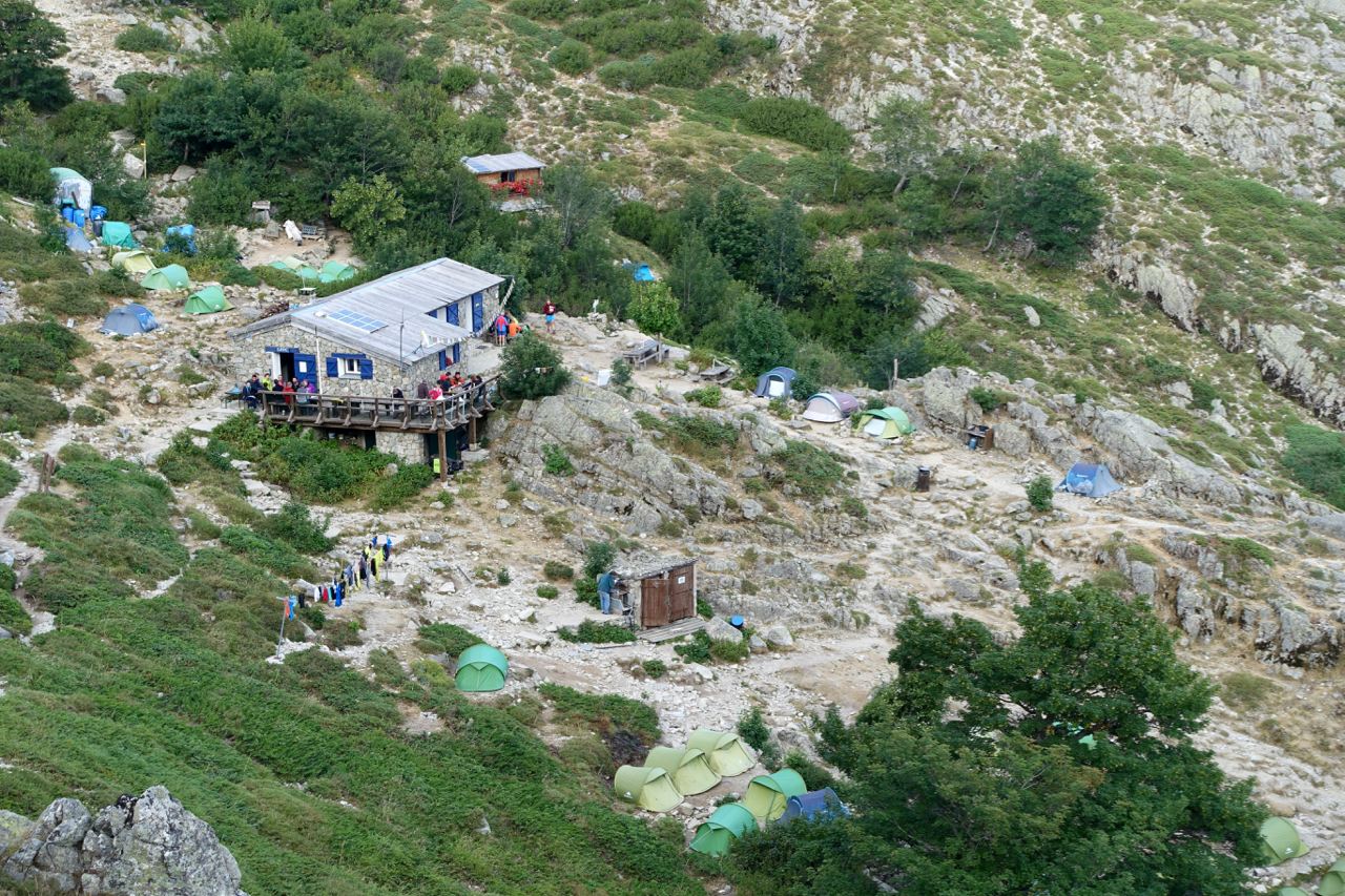 Refuge d'Usciolu på bergssluttningen