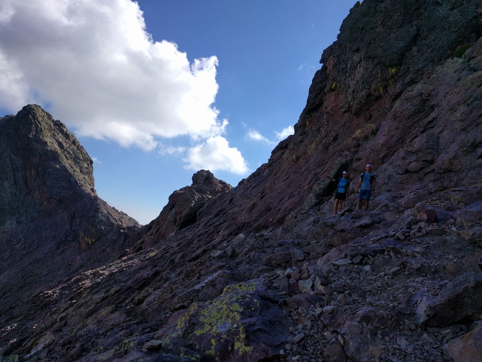 Nedförslöpa efter Monte Cinto i rullgruset